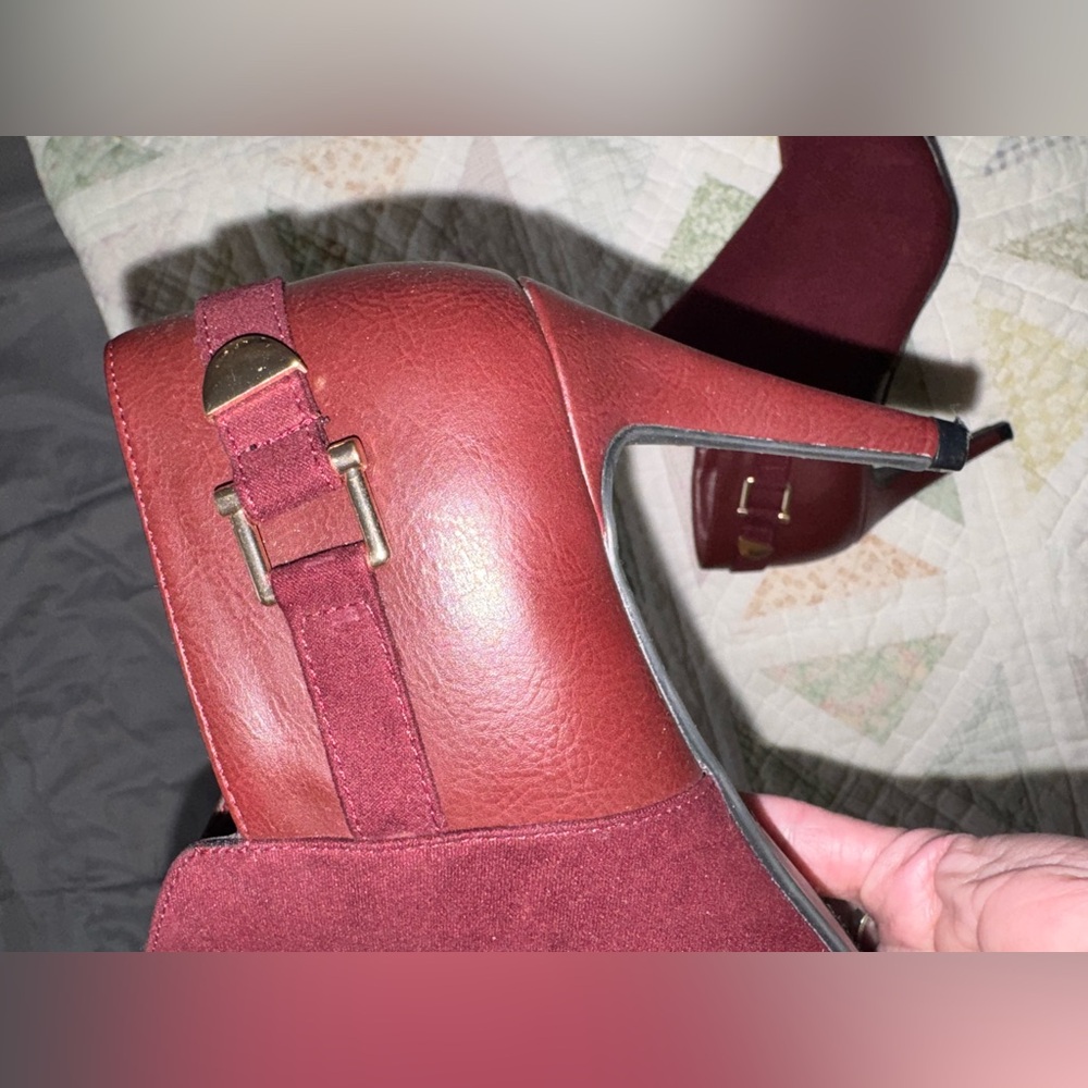 Ellen Tracy Burgundy Ankle Booties Heeled - Picture 4 of 9